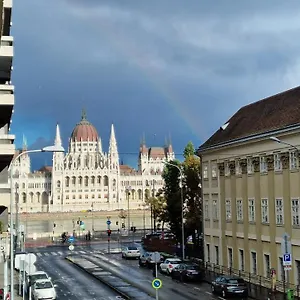 https://charming-boutique-apartment-with-parliament-view.inbudapesthotels.com